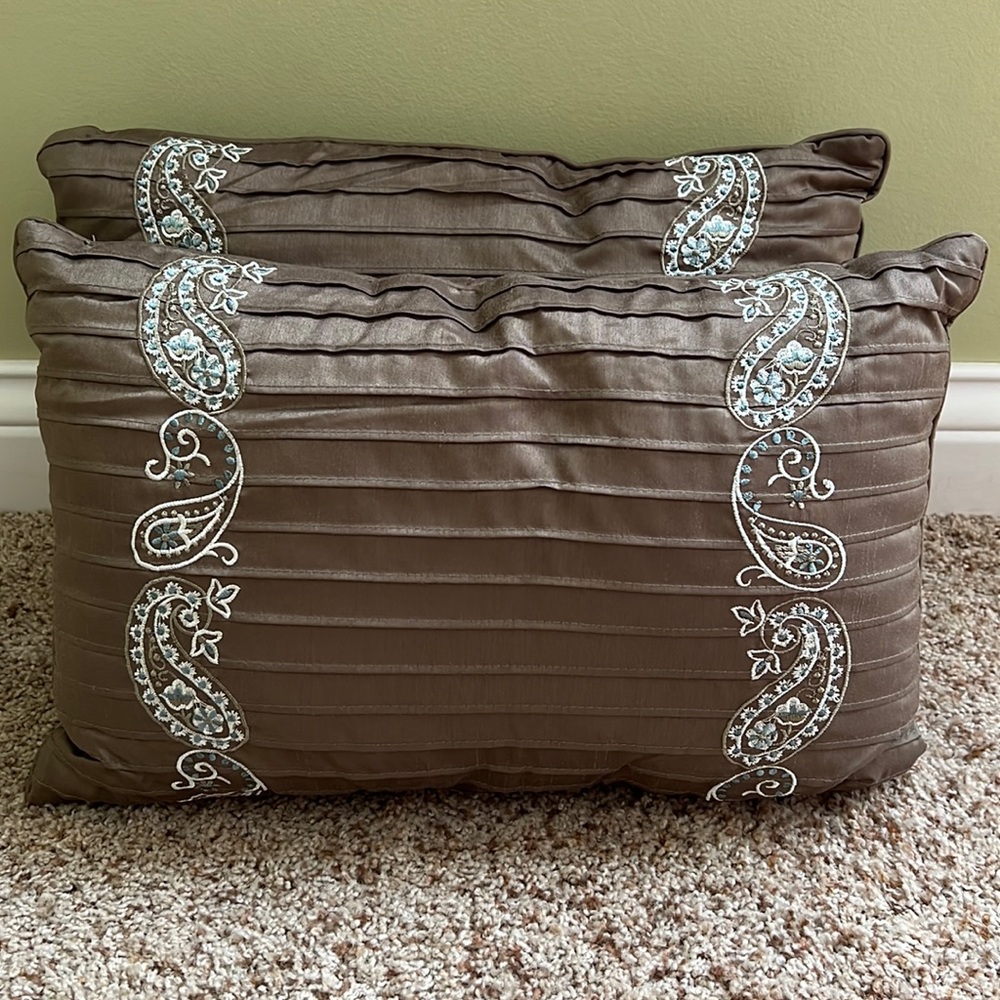 Set of 2 decorative pillows pleated with paisley design